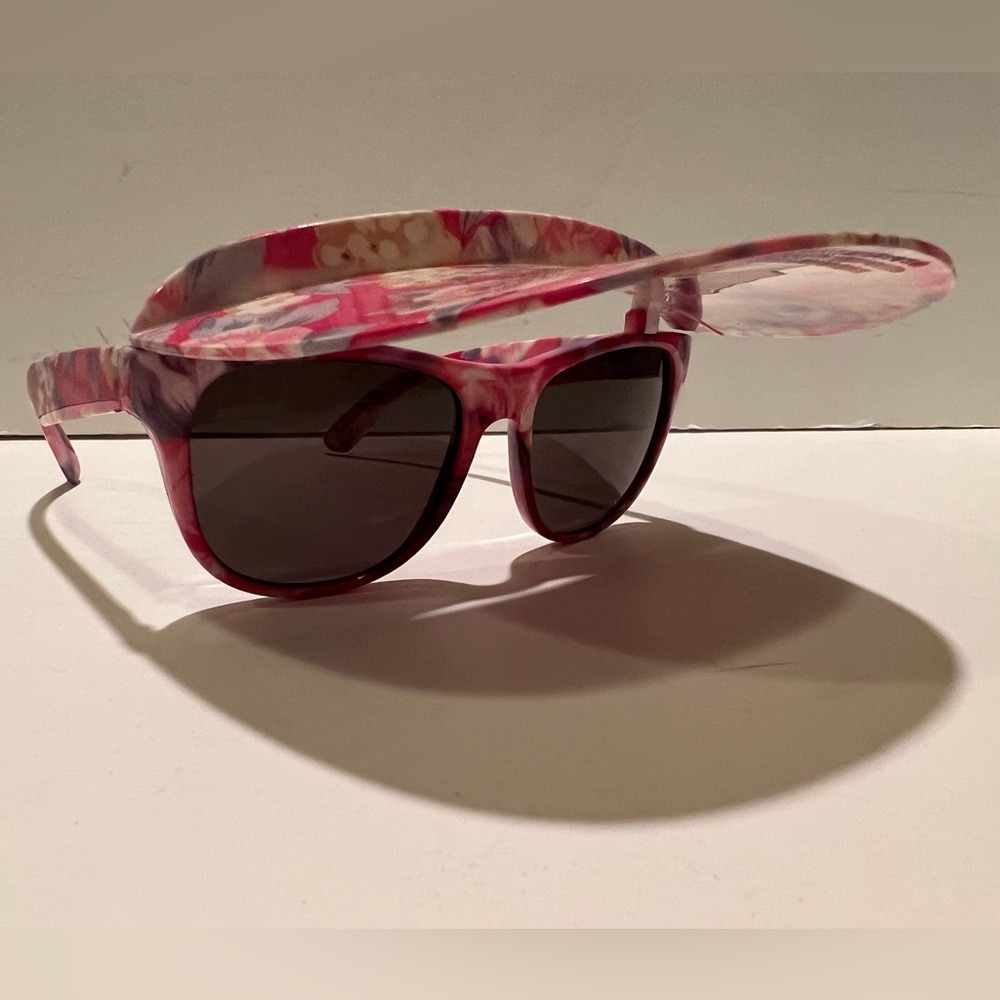 KID’S FLORAL SUNGLASSES WITH VISOR.